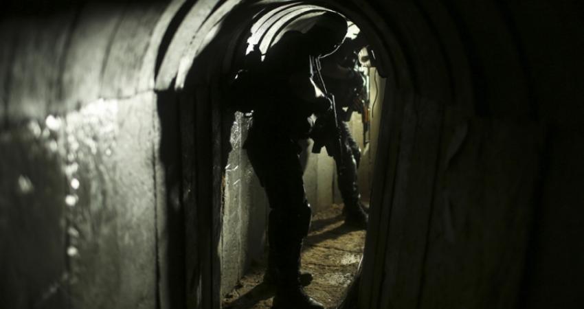 hamas-fighter-in-tunnel
