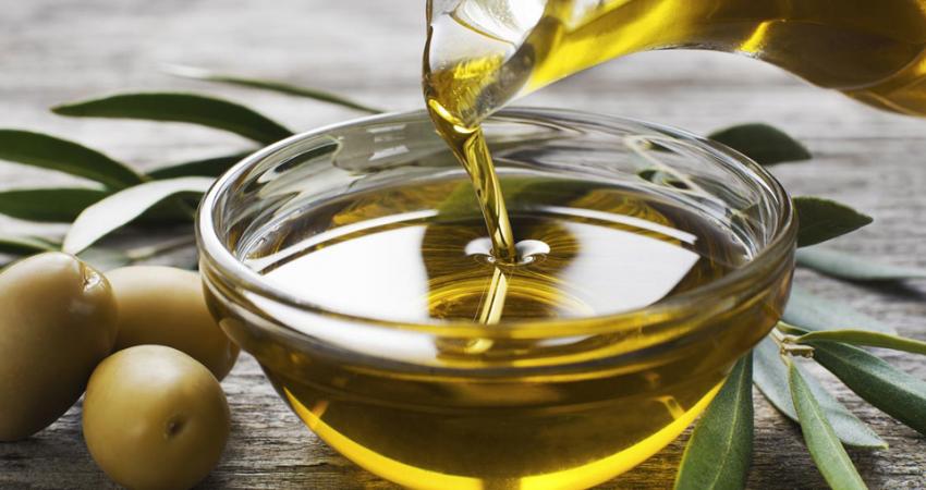 Olive-Oil-Hair-Massage-ONYC-Hair-Care-Guide-Hair-Spa-Treatments-That-We-Can-Do-At-Home