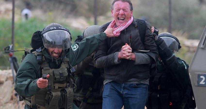 اعتقال 3 متضامنين وصحفي إسرائيلي في مسيرة نعلين