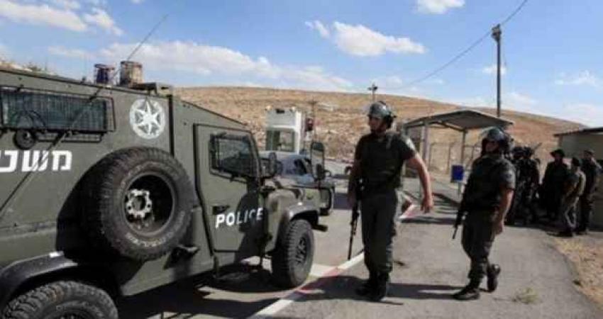 الاحتلال ينصب حاجزا عسكريا على المدخل الغربي للخليل