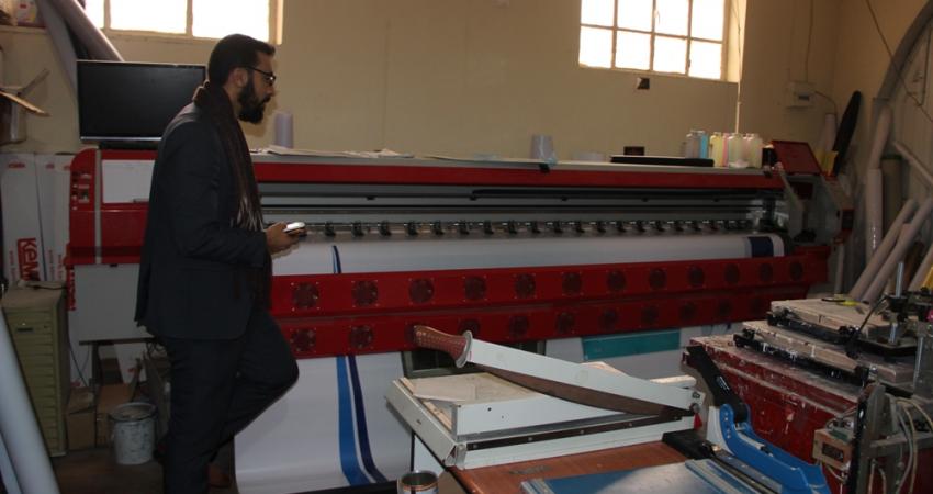 اقتحمت قوات الاحتلال الإسرائيلي، فجر اليوم الإثنين، مطبعة النور بمدينة رام الله، واستولت على محتوياتها.  وقال صاحب المطبعة خالد مصفر، إن قوات الاحتلال اقتحمت المطبعة، وعاثت بمحتوياتها، واستولت على أربع ماكينات طباعة، وأجهزة حاسوب، وأتلفت باقي الأجهزة الأخ