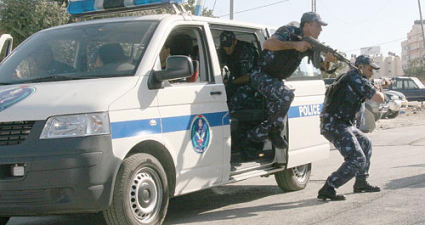 الشرطة برفح تضبط لص سرق 15 جالون زيت