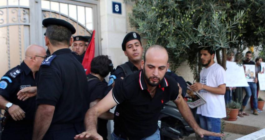 أجهزة الضفة المحتلة تعتقل مواطناً