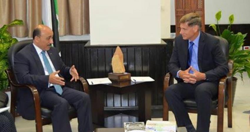 الوزير الحساينة يستقبل المنسق العام للمنحة الامريكية