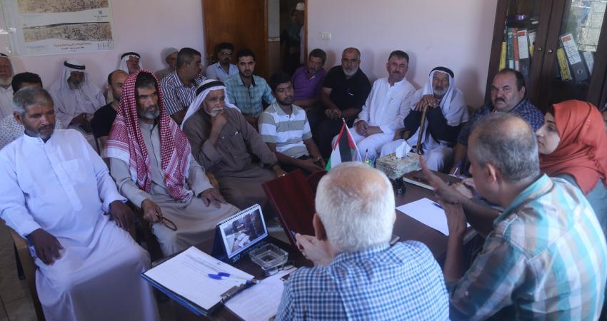 الثقافة والفكر الحر تعقد ورشة عمل مع وجهاء ومخاتير منطقة المواصي