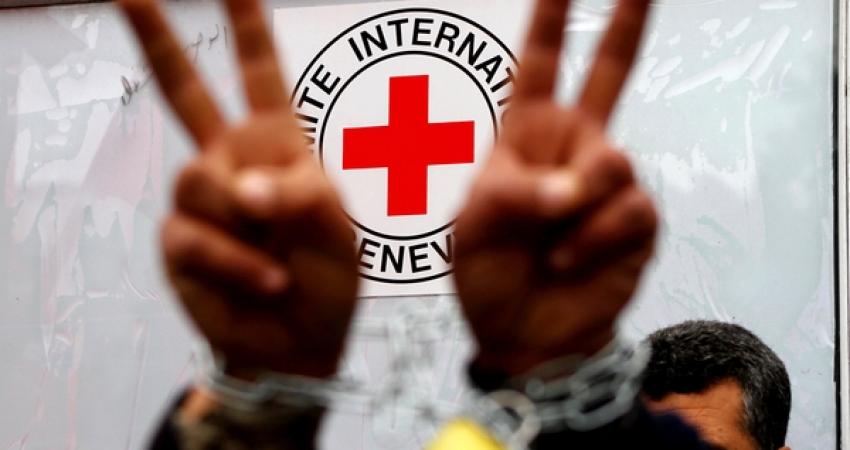 اعتصام أهالي الأسرى الصليب الأحمر