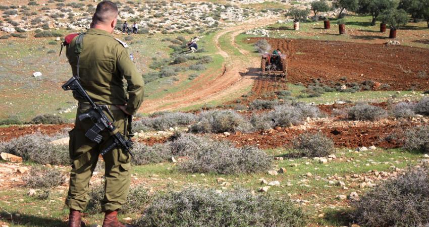 الاحتلال يخطر 3 عائلات بإخلاء منازلها جنوب نابلس