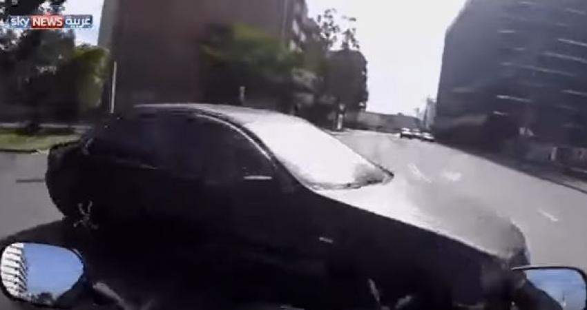 تصادم مخيف بين دراجة وسيارة
