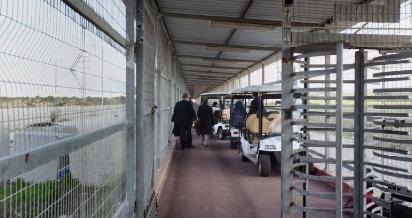 اعتقلت قوات الاحتلال الاسرائيلي مساء أمس الاثنين تاجرا فلسطينيا على معبر بيت حانون 