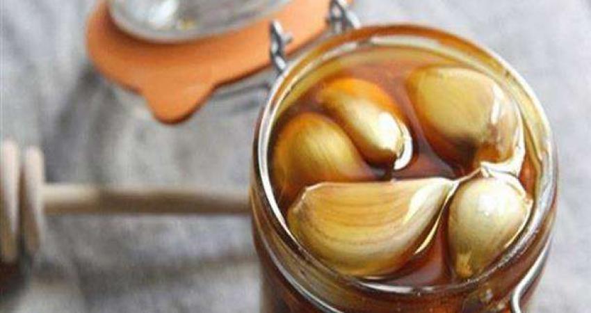 الطريقة 1:  ضعي كوب من الماء يغلي لبضعة دقائق.  اغلقي الحرارة عن الماء.  ضعي ثلاث فصوص من الثوم في الماء.  اتركيه لمدة عشرة دقائق مغطى ثم ازيلي الثوم.  اضيفي القليل من الليمون والعسل.  قلبي مشروبك وتناوليه، واستمري في ذلك حتى تتخلصي من الوزن الزائد.  أو  