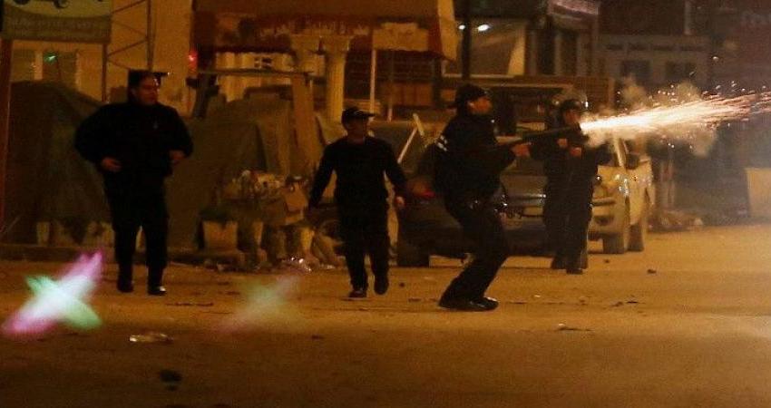 الشرطة التونسية تستخدم الغاز لتفريق محتجين بعد هدوء استمر يومين