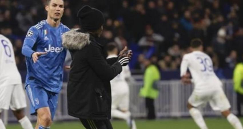 رونالدو يتصرف بقسوة مع مشجع اقتحم الملعب بمباراة ليون