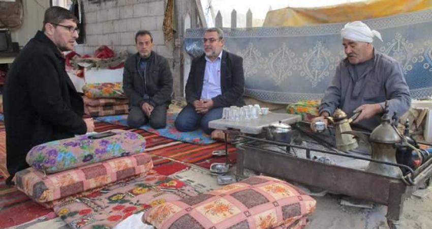 صورة خبر زيارة واعد منزل الأسيرين العروقي وأبو معيلق