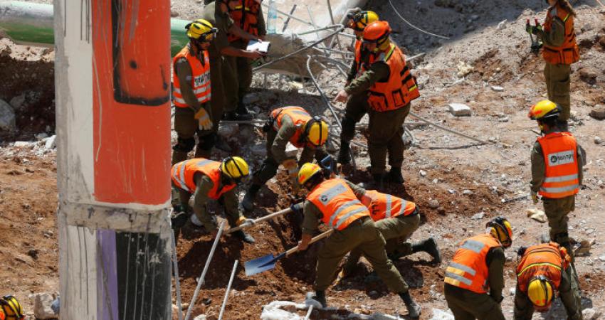 انتشال جثث من بين أنقاض مبنى منهار بتل أبيب