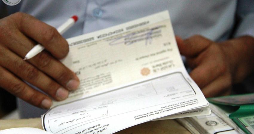 جمعية الوئام توزع كفالات أيتام شمال قطاع غزة