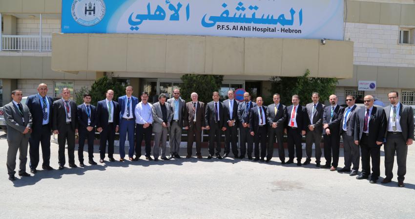 "الاتصالات" تدعم بلدية الخليل والمستشفى الأهلي بالمحافظة