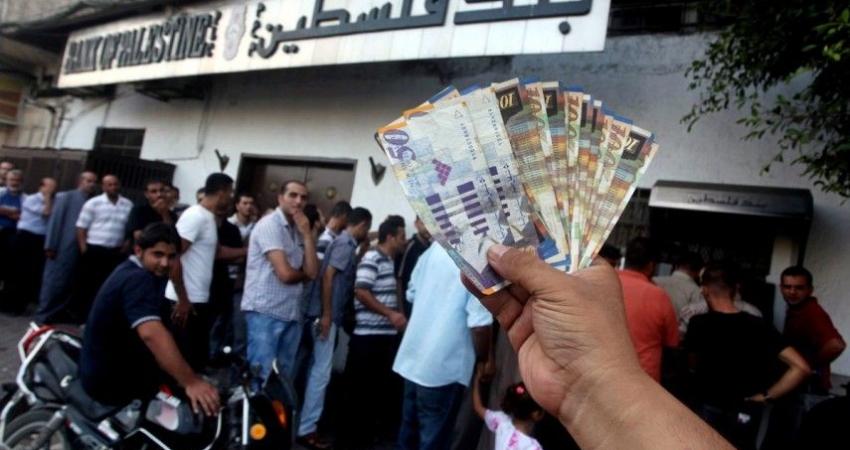 المالية: صرف رواتب الموظفين غدا