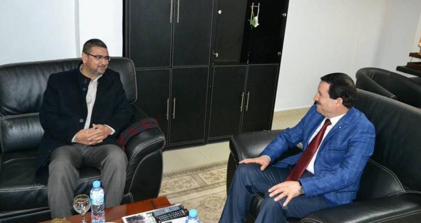 القيادي في حماس سامي أبو زهري خلال لقائه رئيس حزب تجمع أمل الجزائر (تاج)