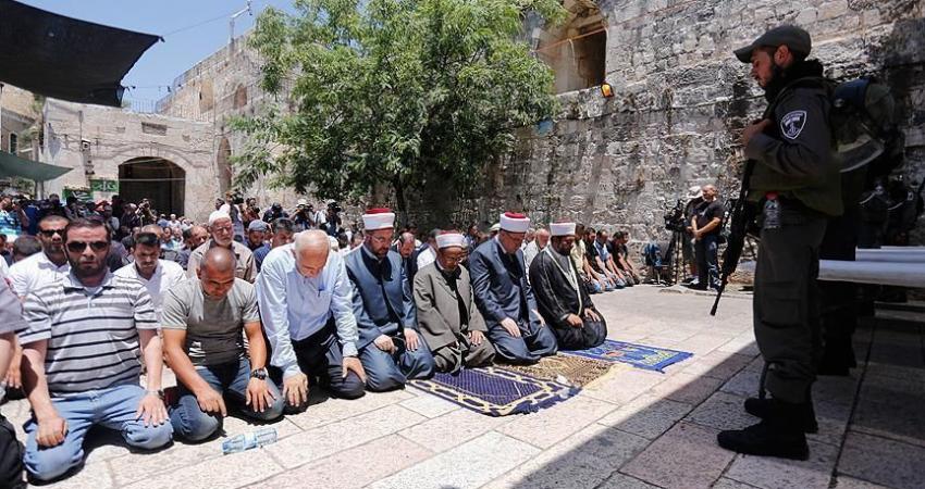 المقدسيون يرفضون المرور للأقصى عبر البوابات الإلكترونية