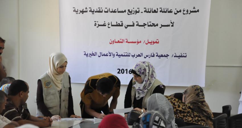 فارس العرب توزع الكفالات الشهرية على الأسر المحتاجة 