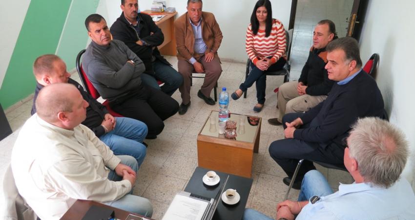 "نقابة عمال النقل" تبحث مخاطر قرار مراقب المرور