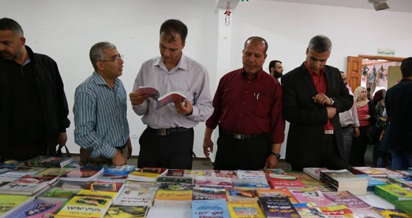 تنظيم معرضاً للكتاب في المكتبة العامة بخانيونس