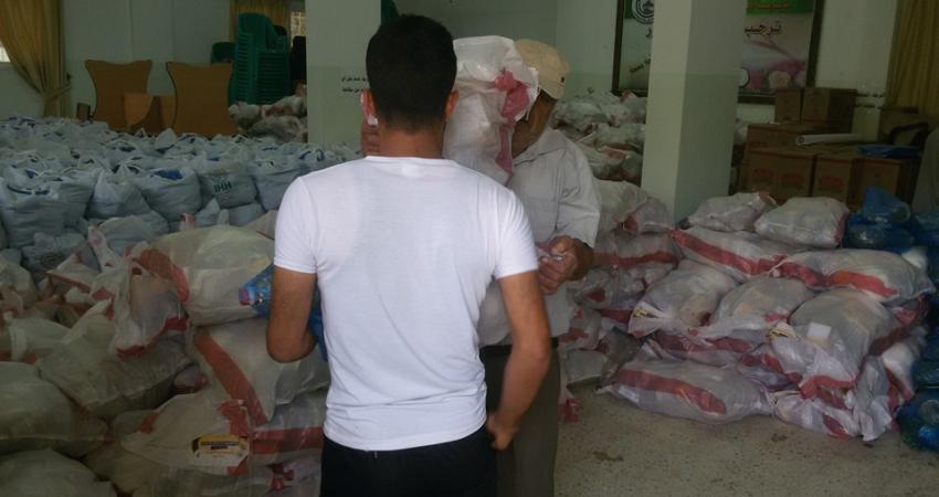 حماس توزع مساعدات رمضان