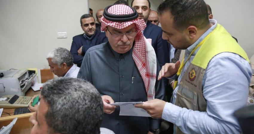 العمادي يتفقد مراكز توزيع المنحة القطرية بغزة