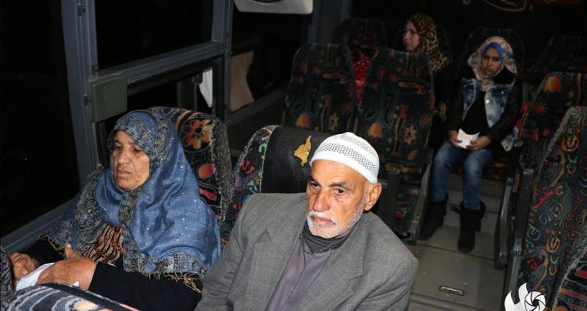 يتوجهون لزيارة أبنائهم في سجن 