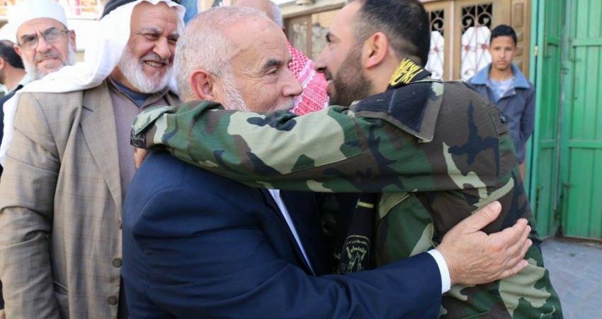 نواب الوسطى يزرون الأسير المحرر مصبح