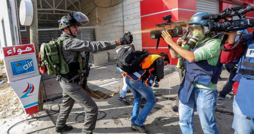 الاحتلال يصيب صحفيين ويعتدي على مواطنين ببيت لحم