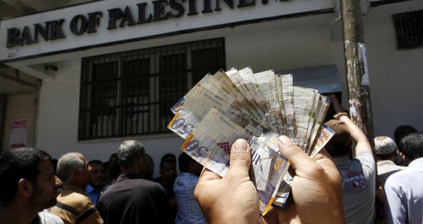 بنوك غزة خلال صرف المساعدات المالية