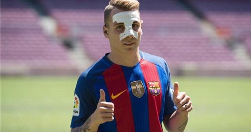 لاعب برشلونة يرد على أنباء رحيله