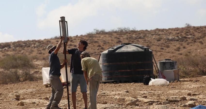 مستوطنون يبنون على أراضي المواطنين الفلسطينيين