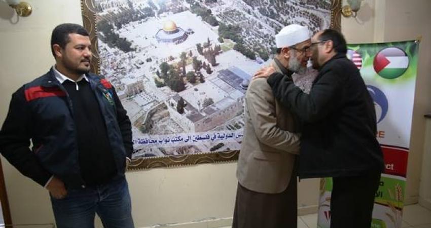 نواب الوسط يقدمون مساعدات مالية للمرضى