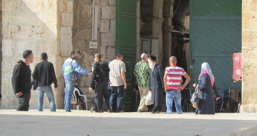 الاحتلال يلاحق المصلين بالأقصى