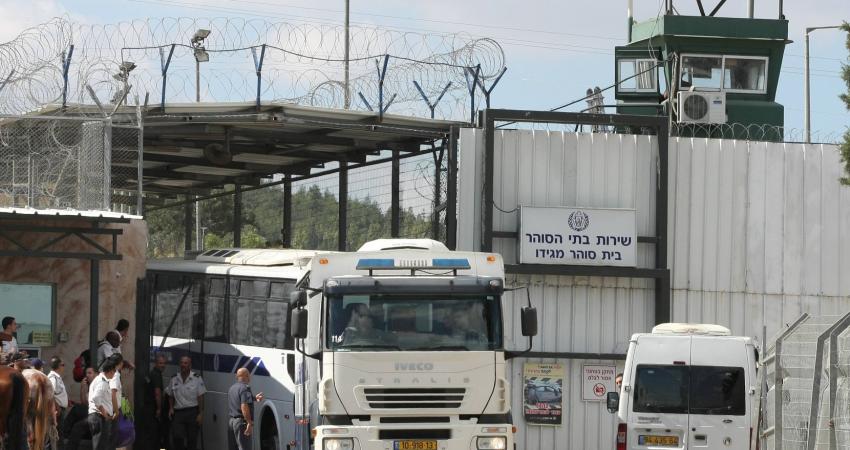 الاحتلال يمنع عامودي من زيارة شقيقها بـ