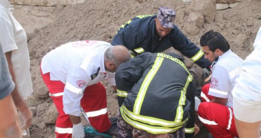 عناصر الدفاع المدني يسعفون مواطنًا