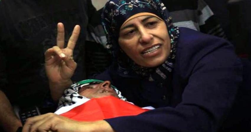 صورة والدة الشهيد شماسنة وشقيقته