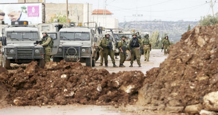 الاحتلال يغلق مدخل أوصرين بالسواتر الترابية