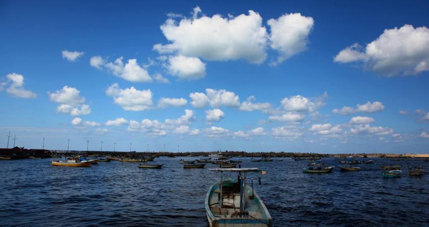 يتوقع موقع طقس فلسطين أن تنخفض درجات الحرارة بشكل متواصل خلال الساعات القادمة لتتحول الأجواء مع ساعات منتصف هذه الليلة إلى منعشة ولطيفة في كافة المناطق مع بداية ظهور للسحب المنخفض في سماء المدن الفلسطينية.  وفي يوم غد الأحد من المتوقع ان تنخفض درجات الحرا