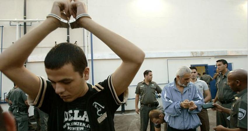 تعذيب أسرى فلسطينيين