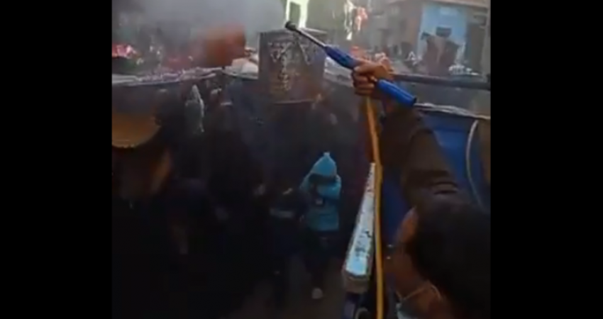 شباب يعقمون جهاز عروس وسيدات حملن الفرش