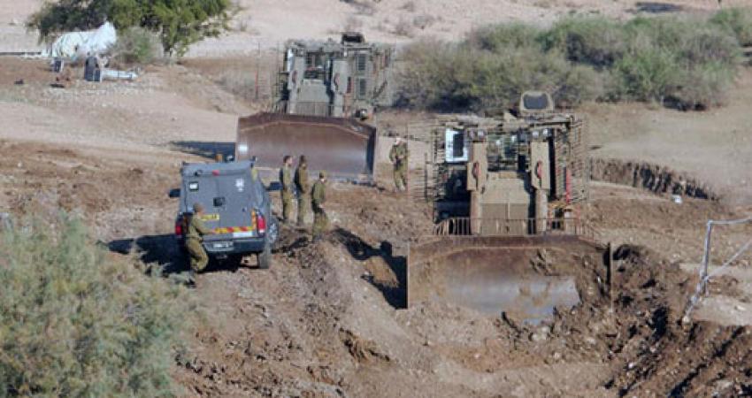 الاحتلال يخطر عائلات في الرأس الأحمر بالإخلاء