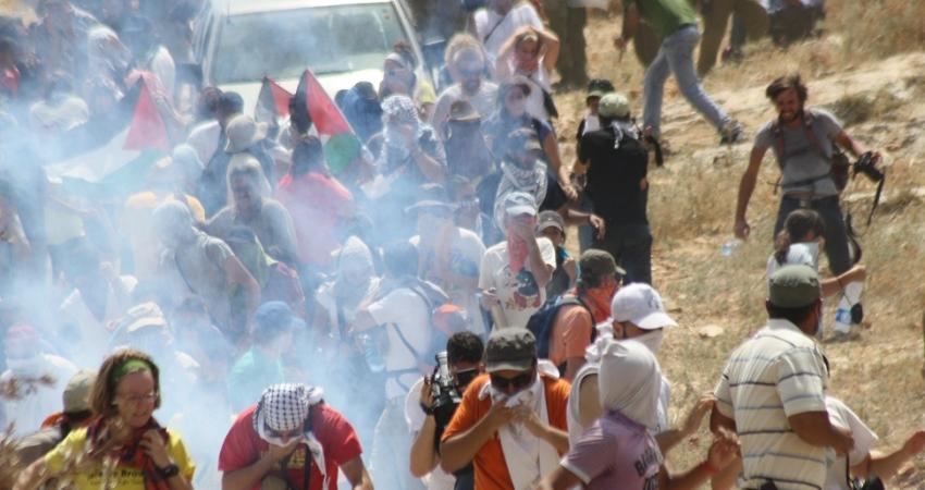 الاحتلال يحتجز متضامن استرالي في مسيرة بلعين