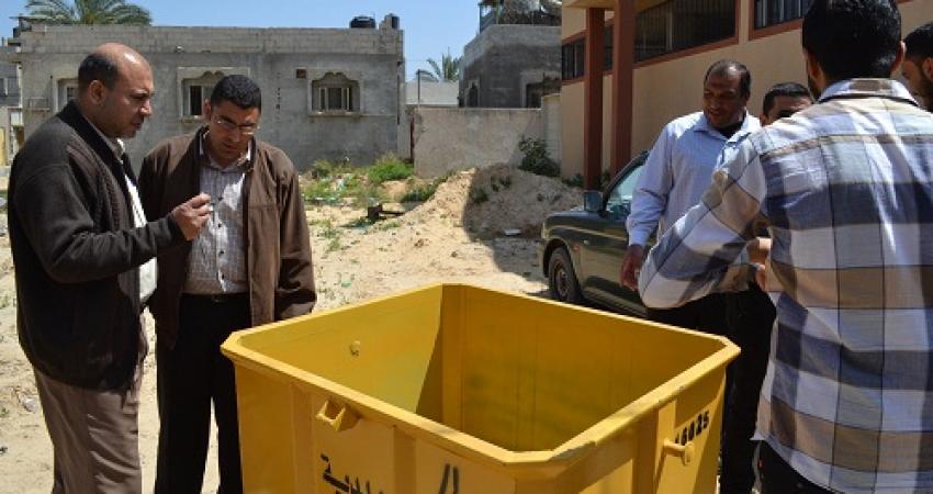 بلدية القرارة تبدأ توزيع أكثر من (40) حاوية لجمع النفايات