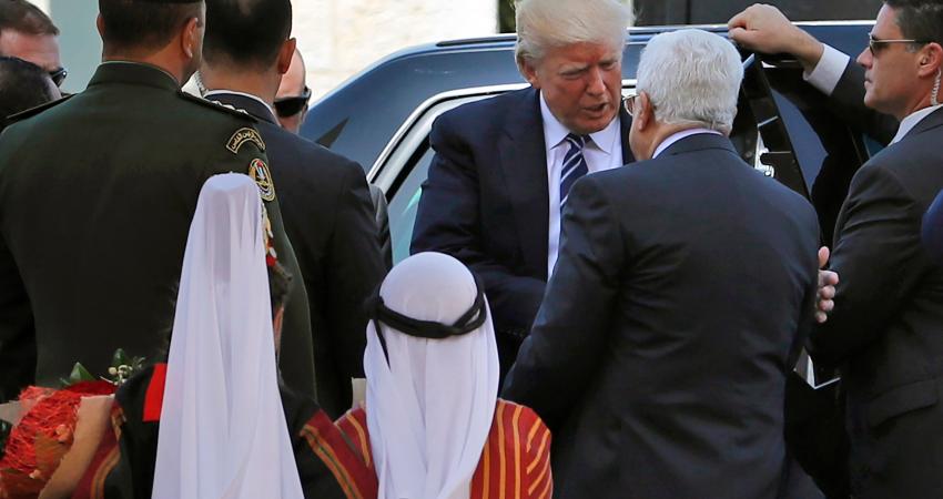 451555-عباس-يصافح-ترامب-فور-وصوله-قصر-الرئاسة-الفلسطينية