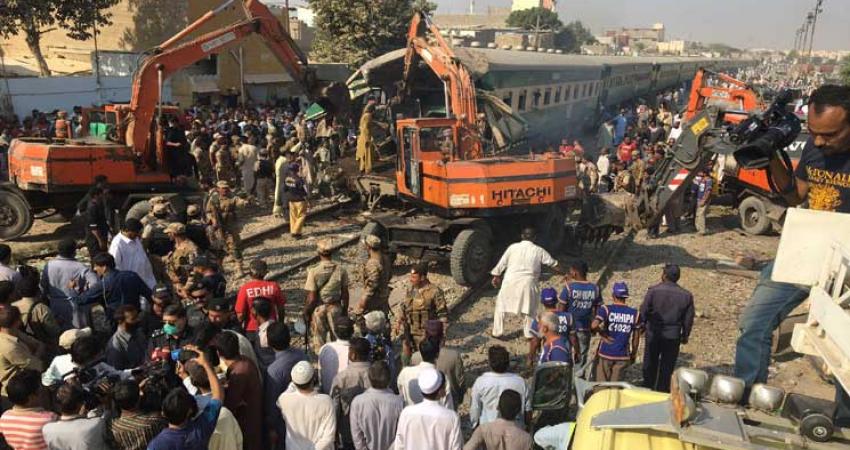 حادث بين قطارين في باكستان
