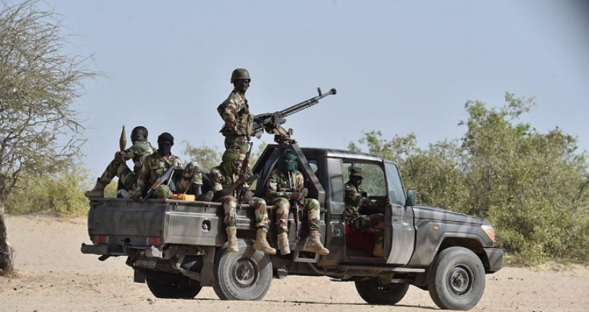 مقتل جنود تشاديين في هجوم لبوكو حرام قتل 9 جنود تشاديين، الجمعة، في هجوم شنته جماعة بوكو حرام المتطرفة على موقع عسكري قرب بحيرة تشاد المحاذية للحدود مع نيجيريا. وأسفر الهجوم أيضا عن مقتل 40 مسلحا من الجماعة، وفق ما نقلت "فرانس برس" عن مصادر أمنية ومحلية. 