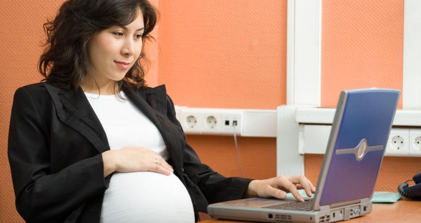 كيف تكوني أنيقة أثناء فترة الحمل؟